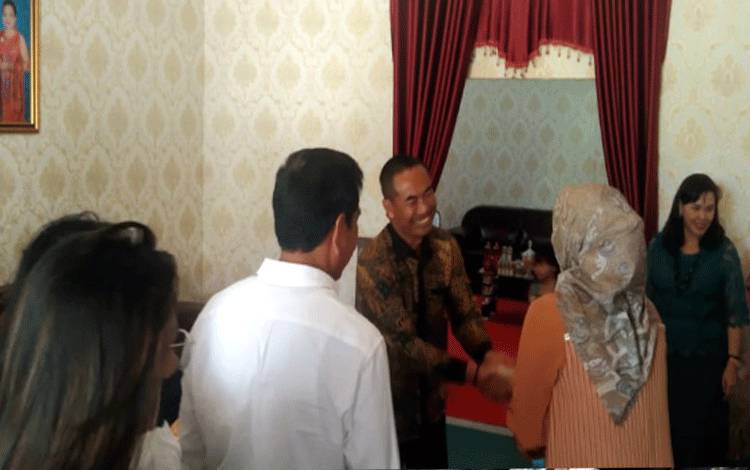 Keluarga Ketua DPRD Katingan Juga Gelar Open House Natal