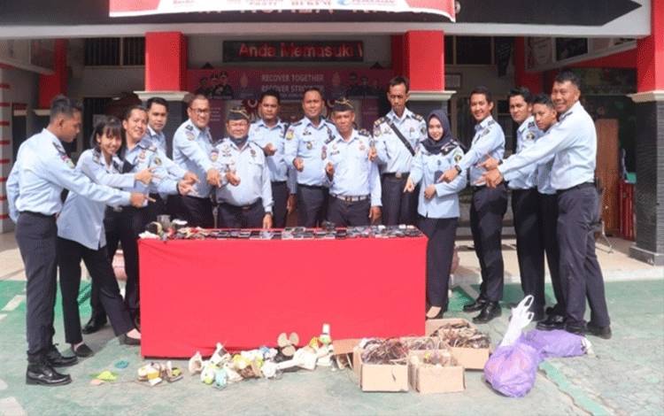 Rutan Kapuas Musnahkan Ratusan Barang Sitaan Hasil Razia Kamar Hunian WBP Tahun 2022