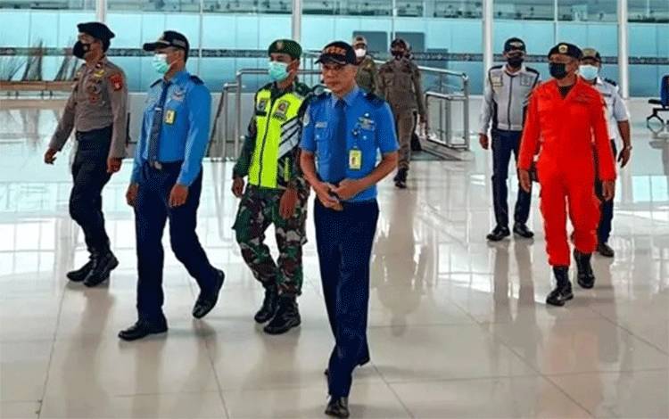 Pastikan Keamanan, Personel Gabungan Operasi Lilin Telabang 2022 Patroli Bandara Tjilik Riwut