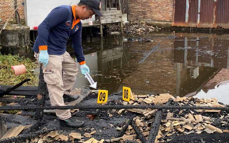 Satreskrim Polres Seruyan Olah TKP di Lokasi Kebakaran Rumah