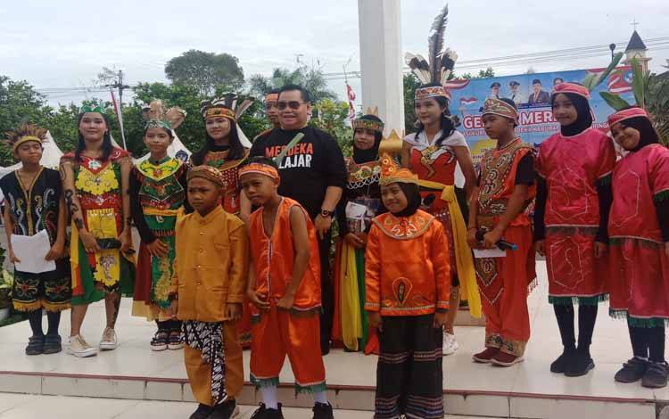 Bupati Kotim Berikan Apresiasi Siswa Berprestasi di Gebyar Merdeka