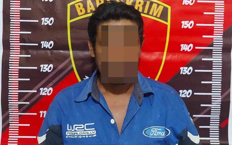 Pria ini Diborgol Polisi karena Curi Solar