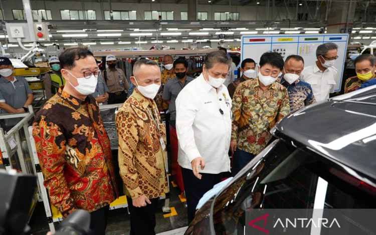 Airlangga Apresiasi Teknologi Hyundai dalam Produksi Mobil Listrik