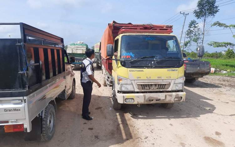Jalan Pangkalan Bun - Kolam Rusak, Pemkab Kobar Ambil Kebijakan Pembatasan Jenis Kendaraan yang Melintas