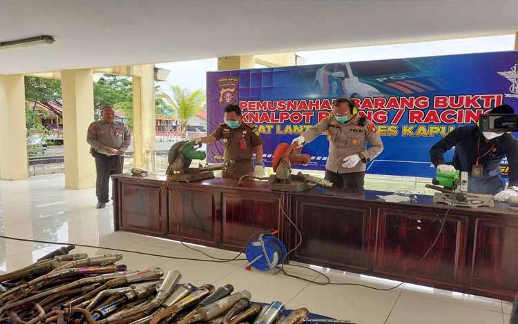 Polres Kapuas Musnahkan 110 Knalpot Brong Hasil Penindakan di 2022