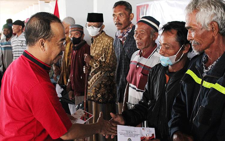Serahkan BLT-BBM, Ini Harapan Bupati Seruyan