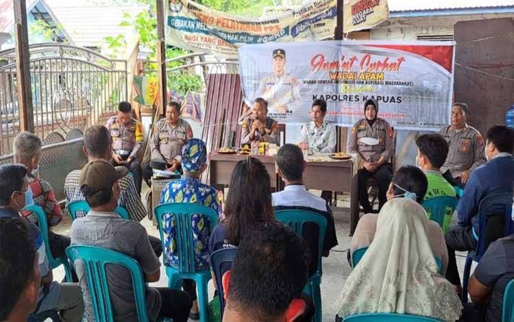 Jumat Curhat dan Program Wadai Apam Polres Kapuas Sasar Desa Pulau Telo Baru