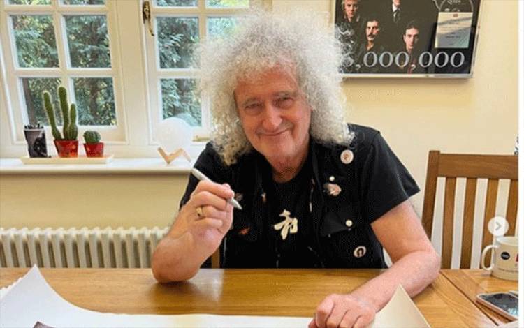 Gitaris Queen Raih Penghargaan Tahun Baru Pertama Raja Charles
