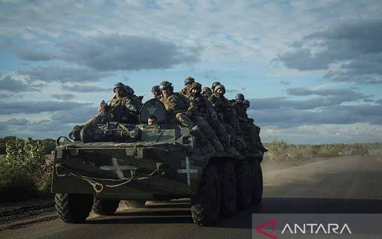 Belasan Ribu Pria Ukraina Berupaya Hindari Darurat Militer