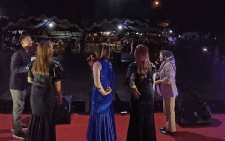 Malam Pergantian Tahun, Masyarakat Mulai Padati Kawasan Lapangan Bukit Ngalangkang Kapuas