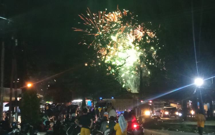 Letupan Kembang Api Menyemarakkan Malam Pergantian Tahun di Kobar