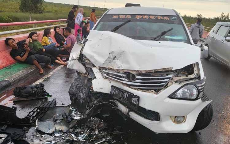 Mobil Travel dari Pangkoh Adu Kuat di Jembatan Layang Tumbang Nusa
