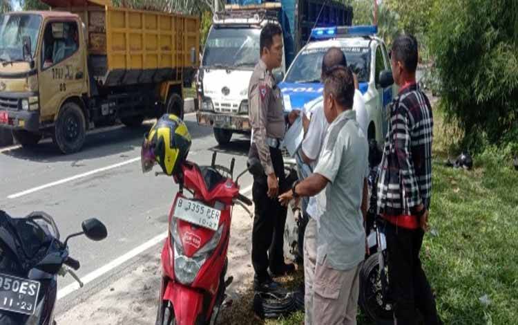 Pemotor Cium Bak Dump Truk karena Tak Sempat Ngerem
