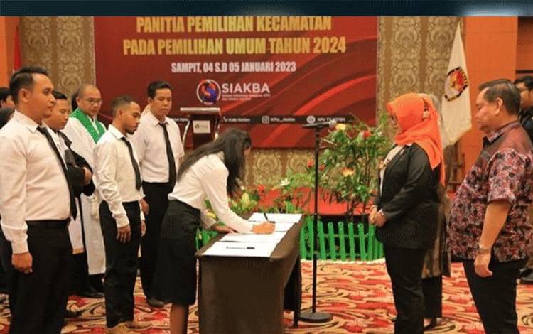 Ketua KPU Kotim Lantik 85 Anggota PPK