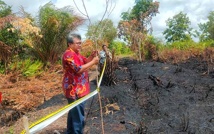Anggota Polsek Baamang Pasang Garis Polisi di Lahan Yang Diduga Dibakar