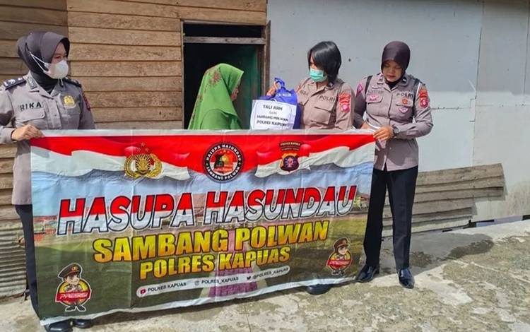 Tim Sambang Polwan Polres Kapuas Beri Sembako Warga Pesisir Sungai Muara Anjir