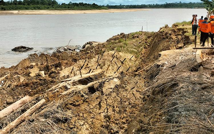 Satu Rumah Ambruk ke Sungai Barito Akibat Longsor di Desa Baru