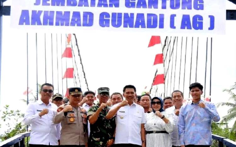 Bupati Barito Utara Minta Masyarakat Jaga Fasilitas Jembatan Gantung Akhmad Gunadi