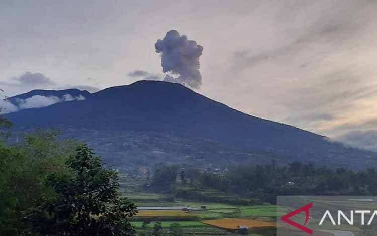 Gunung Marapi Sumbar Erupsi Tujuh Kali hingga Sabtu Siang