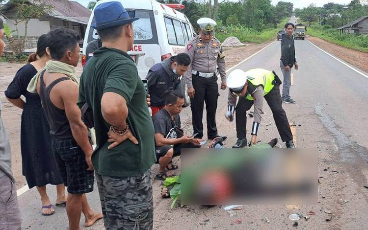 Pengendara Motor Meninggal Usai Tabrak Belakang Truk di Sampit, Sopir Kabur