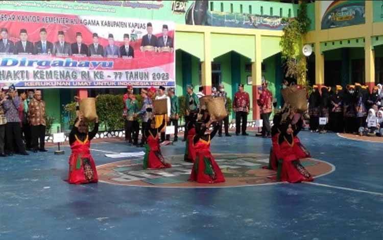 Penampilan Grup Tari MTsN 1 Kapuas Sekaligus Promosikan Penggunaan Bahan Ramah Lingkungan