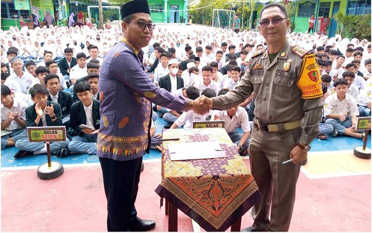 Kepala MAN Kapuas Apresiasi Satpol PP dan Damkar Sosialisasi Pencegahan Kenakalan Remaja