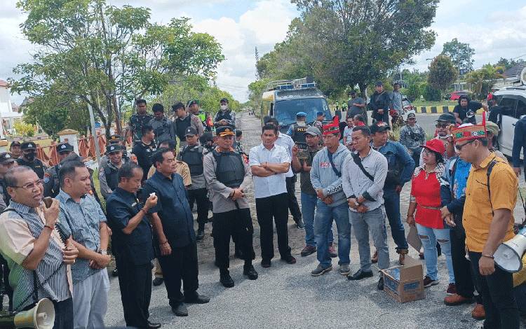 Anggota DPRD Gumas Harapkan Ada Solusi Terbaik dari Permasalahan Penggunaan Jalan Palangka Raya-Kuala Kurun