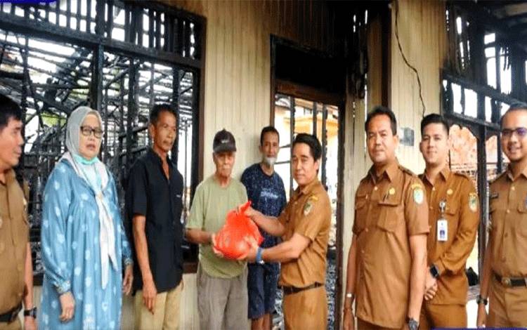 Pemerintah Barito Utara Serahkan Bantuan Korban Kebakaran