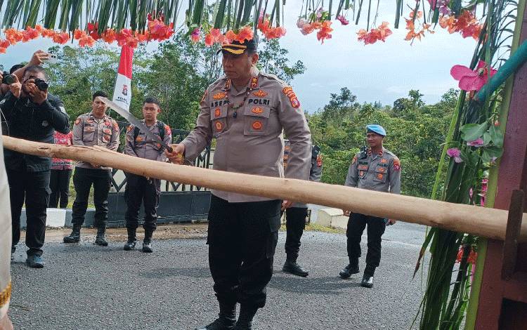 Kapolres Gunung Mas Baru Disambut Upacara Adat