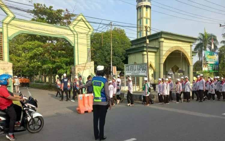 Satlantas Polres Kapuas Kawal Jalan Sehat Peringati HAB Kemenag