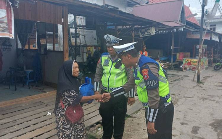 Peduli Warga Kurang Mampu, Satlantas Polres Katingan Bagikan Sembako