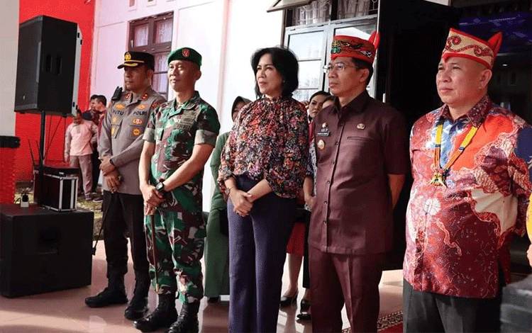 Bupati Murung Raya Sambut Kapolres Baru Dengan Tradisi Potong Pantan