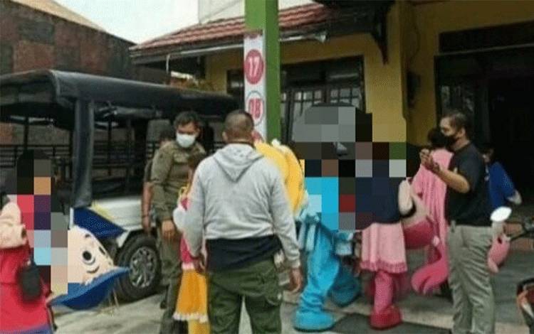Satpol PP dan Damkar Kapuas Tertibkan Badut Jalanan Resahkan Warga