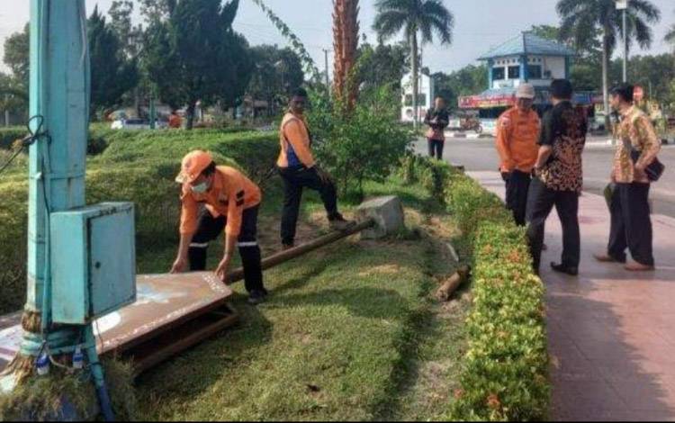Reklame dan Lampu Hias Dibongkar oleh Tim Gabungan Pemkab Kobar