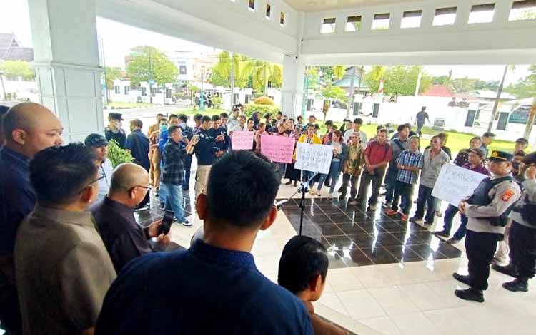 Geruduk Kantor DPRD Barito Utara, Ini Tuntutan Puluhan Warga Desa Hajak