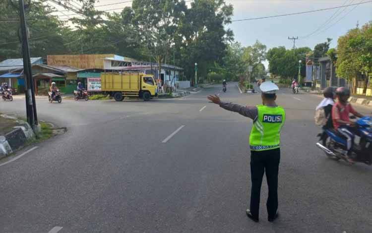 Satlantas Polres Kapuas Rutin Lakukan Pengaturan Lalu Lintas di Jam Padat