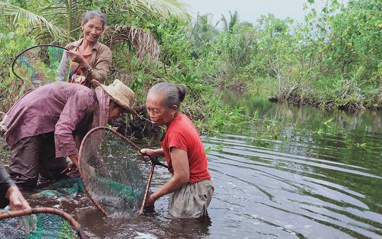 Kemarau, Warga Desa Konut Murung Raya Ramai-Ramai Tangkap Ikan