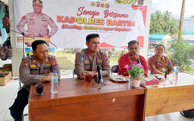 Polres Gelar Acara Semeja Bersama Kapolres Barito Timur di Pasar Tamiang Layang