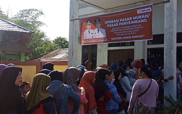 Operasi Pasar di Sampit Diserbu Warga
