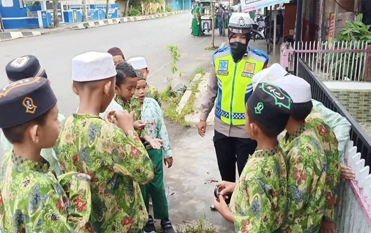 Satlantas Polres Kapuas Ajari Pelajar Cara Aman Seberangi Jalan?