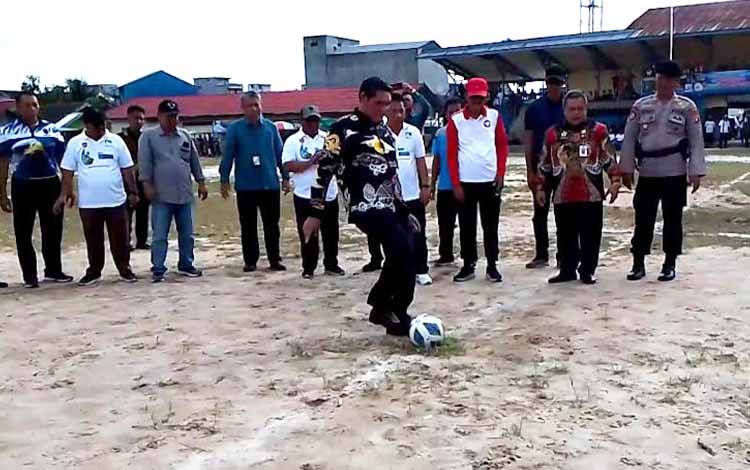 Pj Bupati Kobar Buka Turnamen Sepak Bola Perumdam Cup 2023 PDAM Tirta Arut