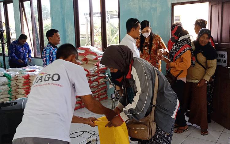 Bulog Sampit Tambah Jatah Beras di Pasar Penyeimbang Demi Penuhi Antusias Warga