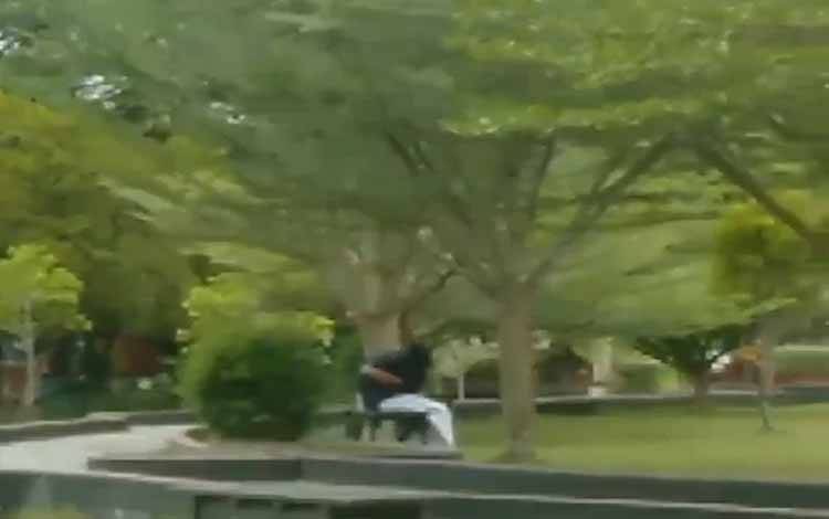 Sepasang Kekasih Melakukan Aksi Mesum di Taman Kota Sampit