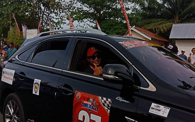 Mantan Bupati Kotim Supian Hadi Turut Mengaspal di Bupati Kotim Time Rally