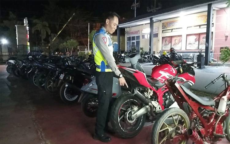 Satlantas Polres Kapuas Razia 21 Sepeda Motor Gunakan Knalpot Brong