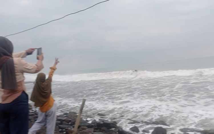 Tinggi Asap Gunung Anak Krakatau Capai 50 Meter di Atas Puncak Kawah