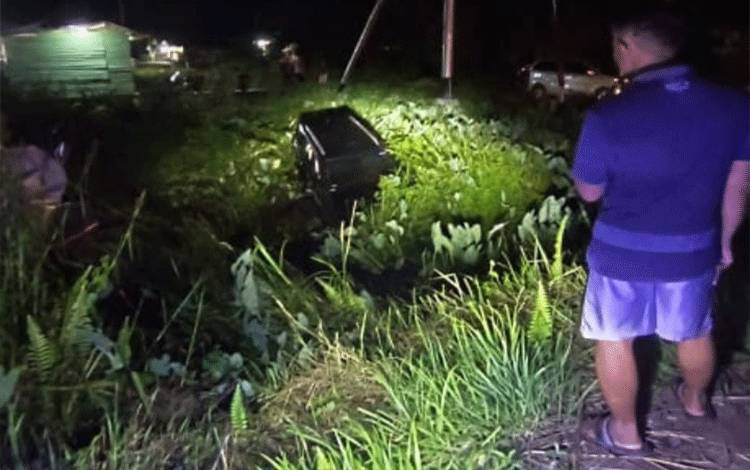 Diduga Kurang Lancar Mengendarai, Sebuah Minibus Terjun ke Parit di Palangka Raya
