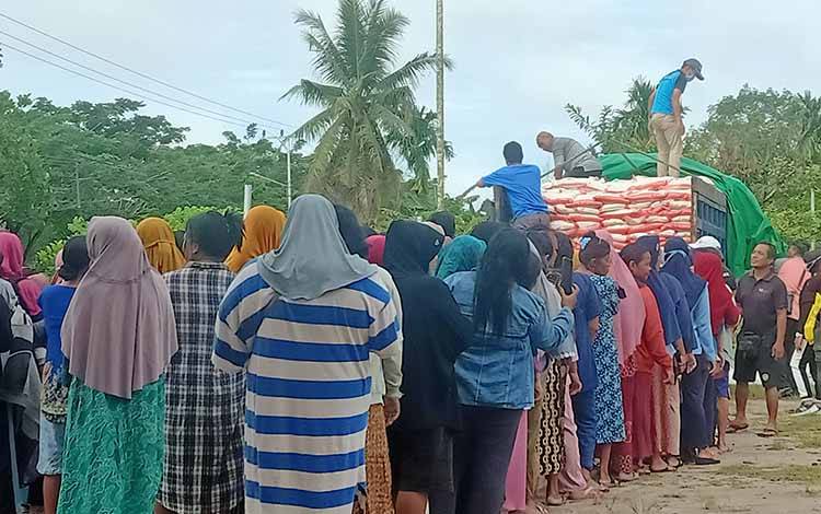 Beras Subsidi, Ratusan Warga Datangi Kantor Kelurahan Kereng Bangkirai