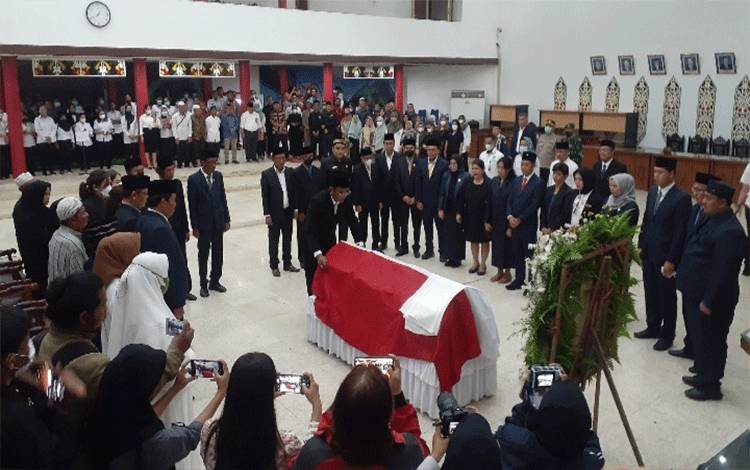 Penghormatan Terakhir Almarhum Jum'atni Diwarnai Kesedihan