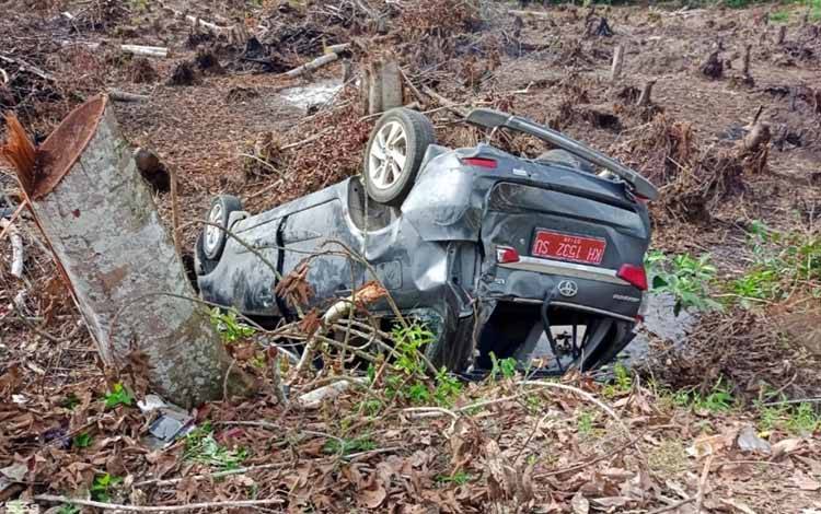 Hindari Sepeda Motor, Mobil Dinas di Kotim Ini Terbalik